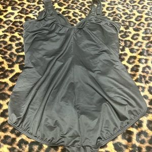 Plus sz 18 Miraclesuit in Black! Gently Worn! *Look 10lbs slimmer in seconds*